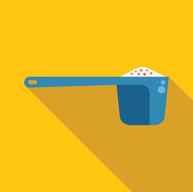 Sarı arka planda mavi plastik bardakta çamaşır tozu var.