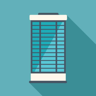 Mavi gökyüzünü yansıtan cam cepheli modern ofis binası.