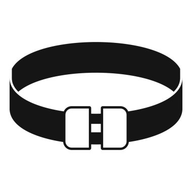 Çift tokalı basit siyah kuşak pantolonunu yukarıda tutuyor.