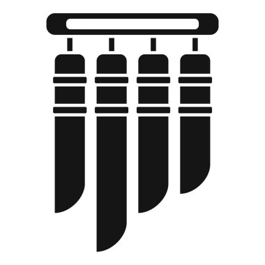 Bambu rüzgar çanı asılı ve rahatlatıcı bir atmosfer yaratıyor.