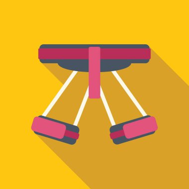 Üç koltuklu renkli salıncak, eğlence parkı eğlencesi için mükemmel.