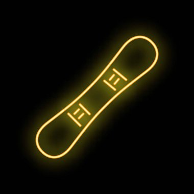 Siyah zemin üzerinde sarı renkli bir snowboard tasvir eden parlak neon levhası kış sporlarını ve eğlenceyi çağrıştırıyor.
