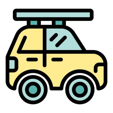 Çatıda güneş paneli olan sarı araba, sürdürülebilir ulaşım ve ekolojik bilinçli yolculuğu temsil ediyor.