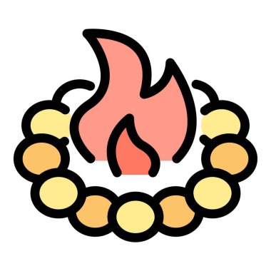 Yaz kampında kamp ateşi için çember oluşturulmuş yakacak odunlar.