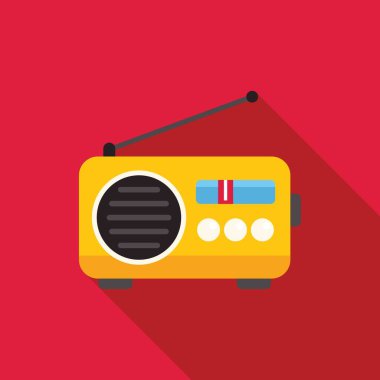 Anteni genişletilmiş sarı radyo alıcısı, arama ve ses kontrollerini ayarlıyor, uzun gölgeli yayın yapıyor.