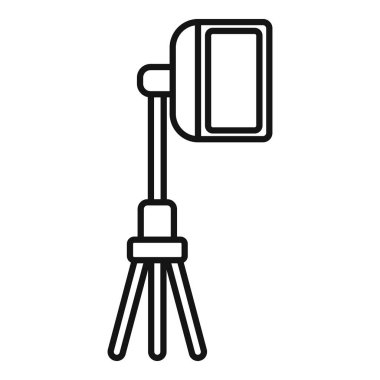 Stüdyo ışıkları bir tripodun üzerinde duruyor, fotoğraf ya da video için profesyonel ışıklandırma sağlıyor