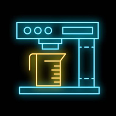 Kahve makinesinin parlak neon ışığı bardağa taze kahve dolduruyor.