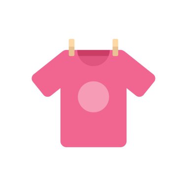 Pembe tişört çamaşır ipine asılı ve yıkandıktan sonra kuruyor.