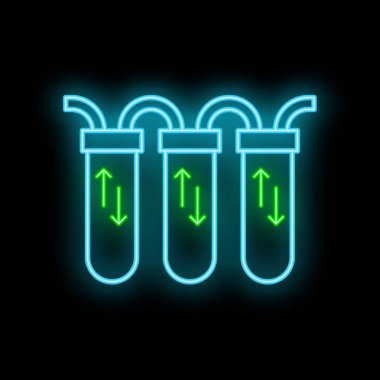 Su filtrelerinin parlayan neon ikonu oklarla su arıtma sürecini gösteriyor