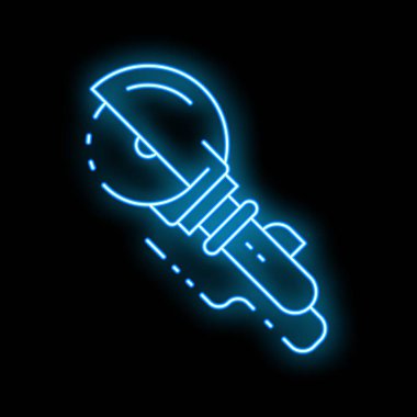 Parlak mavi neon açı öğütücü siyah bir arkaplanda metal bir yüzeyi kesiyor