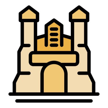 Kumdan kale sahilde duruyor, kuleler, bir kapı ve karmaşık detaylarla işlenmiş.