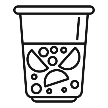 Plastik bardakta meyve dilimleri ve buzlarla servis edilen ferahlatıcı yaz içeceği, sıcak günler için mükemmel.