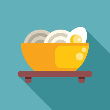 Mükemmel pişmiş yumurtalı ramen eriştesi, geleneksel ahşap tepside servis edilir. Rahatlatıcı ve lezzetli bir yemeği temsil eder.