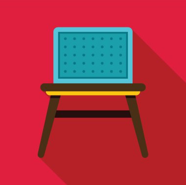 Mavi arkası ve ahşap bacakları olan rahat bir sandalye, modern iç mekanlar için ideal.