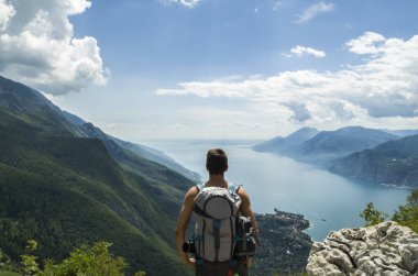Manzarayı geziyorum. Arkadan genç bir adamın görüntüsü
