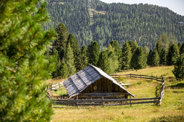 山の森のそばにある古い小屋 山の中の木造小屋 山の木造小屋 オーストリアの山の小屋 — ストック写真
