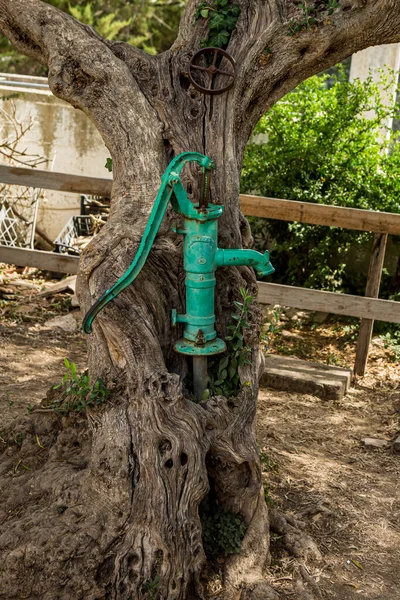 Bomba Água Velha Mão Poço Jardim Rega Economia Água Ambiente — Fotografia de Stock