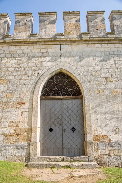 Старая Каменная Стена Замка Закрытыми Большими Металлическими Дверями Винтажные Ворота — стоковое фото