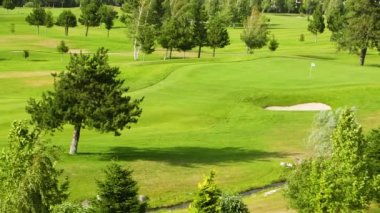 Ağaçları ve güçlü rüzgarları olan güzel bir manzara ve golf sahası. Bulgaristan 'da güçlü rüzgarla golf sahası.