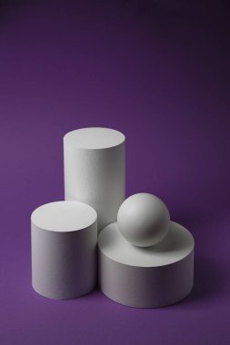 Ürün sunumu için beyaz renkli çeşitli geometrik formlara sahip soyut arkaplan. Kozmetik ürünleri göstermek için podyum.