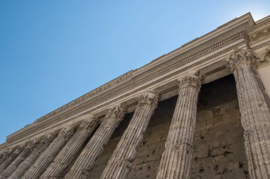 İyon sütun sermayesi, mimari detay. Bir binanın Roma mimari detaylarının düşük açılı görüntüsü.