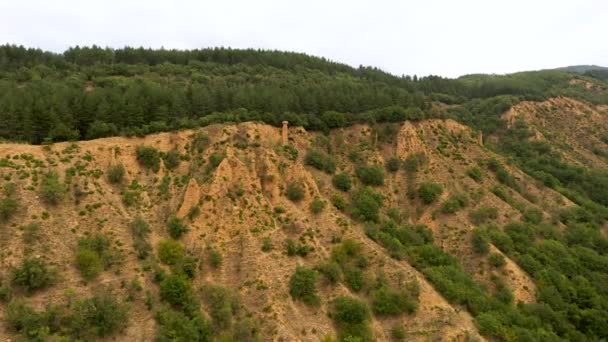 Kaya Oluşumunun Hava Görüntüsü Stob Piramitleri Rila Dağı Kyustendil Bölgesi — Stok video