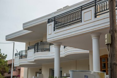 Yunanistan 'da bir binanın geometrik beyaz balkonları, mimari ayrıntılı modern bina.