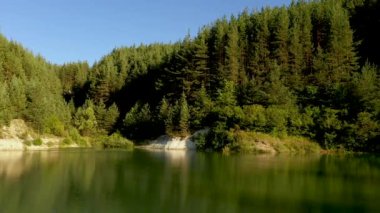 İHA, Bulgaristan 'daki Büyük Göl, doğa odunu ve ormanın manzaralı manzarasını çekti..