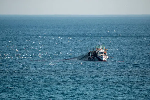 Kleine Vissersboot Varen Een Open Middellandse Zee Close Uitzicht Vanaf — Stockfoto