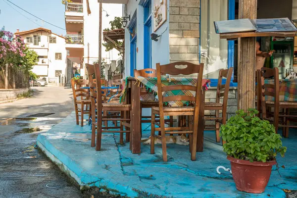 Yunanistan 'daki sokak restoranının masaları müşteriler için hazırlandı.