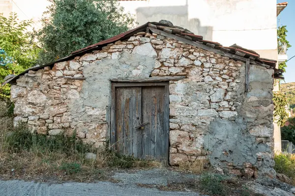 Yunanistan 'ın terk edilmiş hayalet kasabasındaki eski taş binanın kalıntıları.