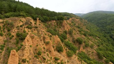 Kaya oluşumunun hava görüntüsü Stob piramitleri, Rila Dağı, Kyustendil bölgesi, Bulgaristan