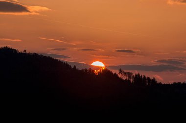 Avusturya 'da Ağaç ve Kayalarla Yeşil Tepelerin Üzerinde Huzurlu Gün Doğumu.