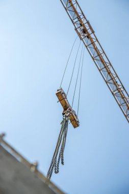 Mavi gökyüzüne karşı sarı kule vinci. Aşağıdan görüntüle.