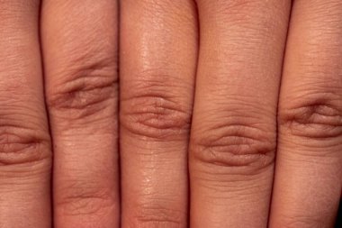 Tırnaklarında açık pembe manikürlü güzel kadın elleri var. Eller için cilt bakımı, manikür ve güzellik tedavisi. Zarif ve zarif elleri ve narin parmakları var.