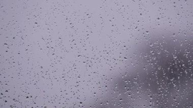 Pencereye yağmur damlaları