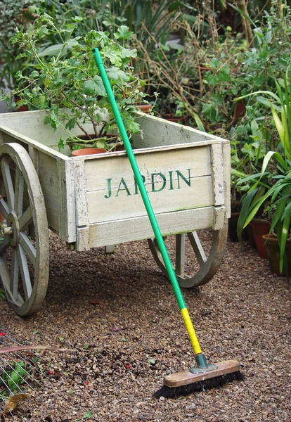 Trädgårdsvagn Skottkärra Med Växter Och Kvast — Stockfoto