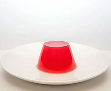 Beyaz tabakta jöleli çilek