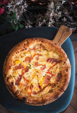 Geleneksel ev yapımı İtalyan pizzası. 