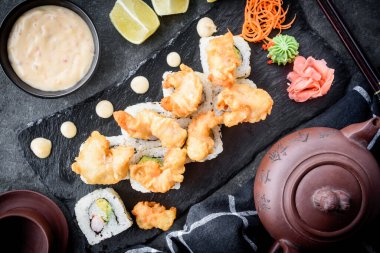 Tabakta taze suşi servis ediliyor.