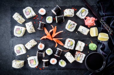 Tabakta taze suşi var.