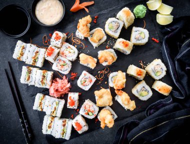 Tabakta taze suşi var.