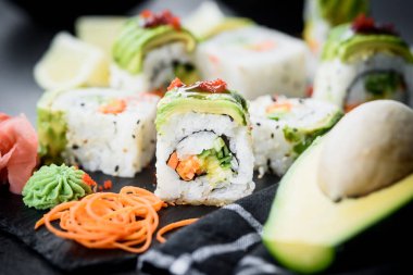 Renkli ve taze suşi. 