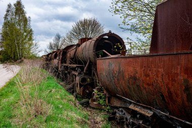 Kömür vagonlu paslı lokomotif eski tren raylarındaki tren mezarlığında terk edilmiş..