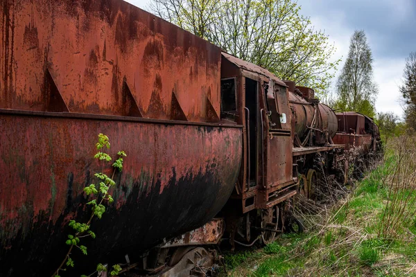 Rdzewiała Lokomotywa Parowa Wagonem Węglowym Porzuconym Cmentarzu Kolejowym Starym Torze — Zdjęcie stockowe