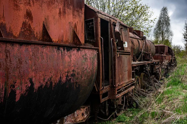 Rdzewiała Lokomotywa Parowa Wagonem Węglowym Porzuconym Cmentarzu Kolejowym Starym Torze — Zdjęcie stockowe