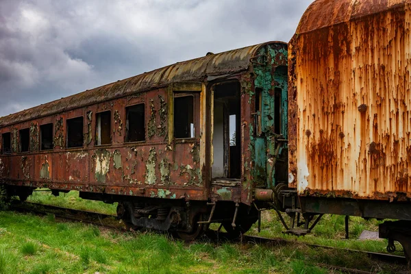 Antiguo Vagón Pasajeros Oxidado Abandonado Campo Del Cementerio Trenes — Foto de Stock