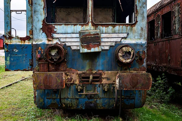 Eski Paslı Elektrikli Çoklu Tren Kullanımdan Kaldırıldı Yeşil Çimenlik Alana — Stok fotoğraf