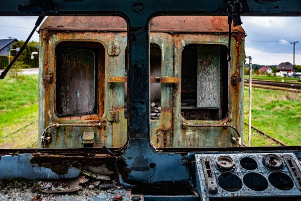 Blick Aus Der Kabine Eines Alten Beschädigten Personenzuges Bunter Hintergrund — Stockfoto