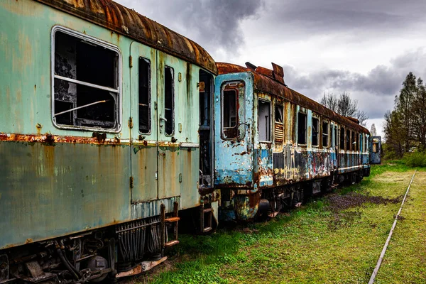 Alter Rostiger Triebzug Stillgelegt Und Auf Bahngleis Auf Grüner Wiese — Stockfoto